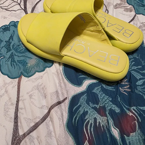 Matisse Yellow Slide Mules - Picture 4 of 7